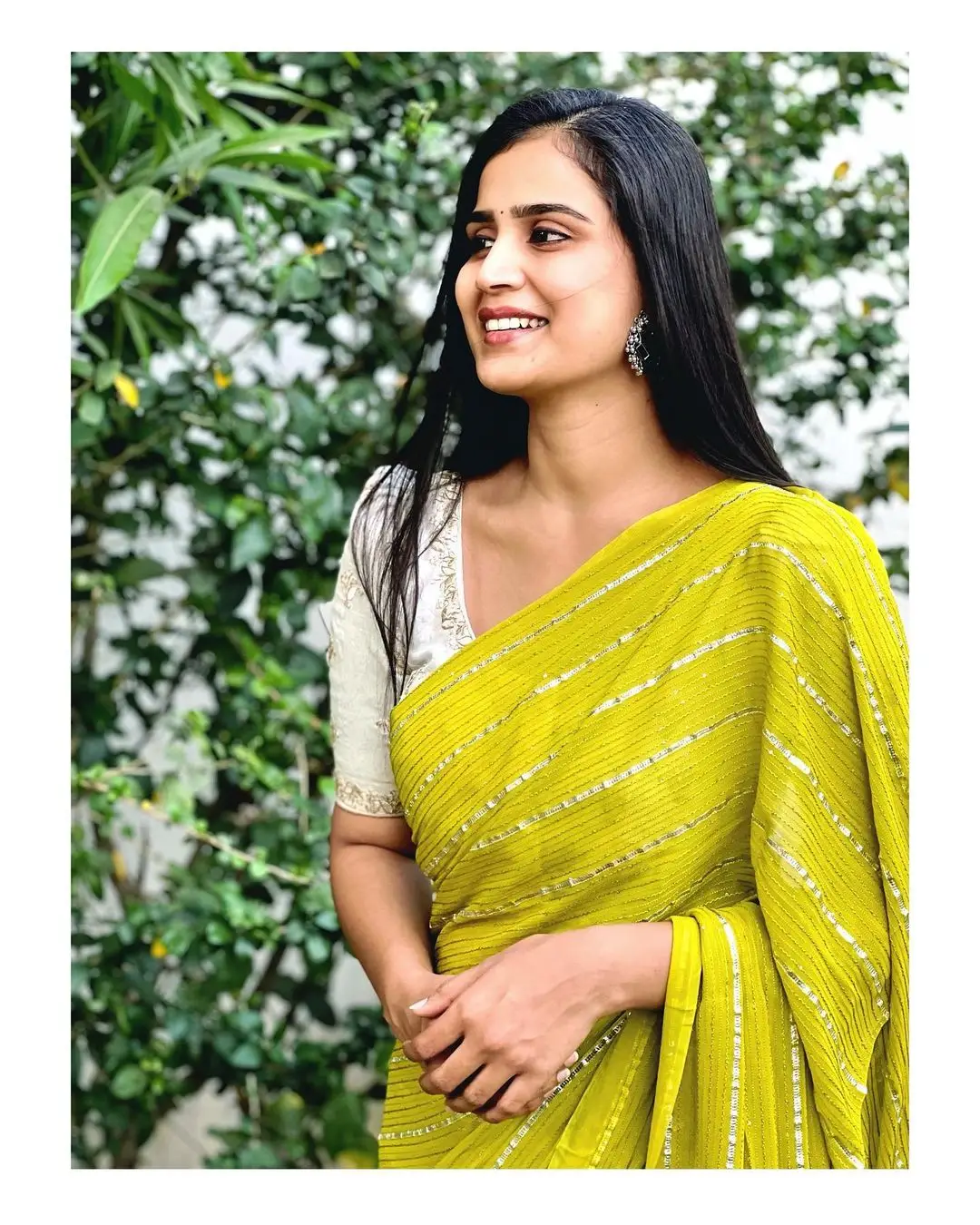 INDIAN GIRL KAVYA SHREE IN TRADITIONAL GREEN SAREE WHITE BLOUSE 2